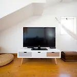 Quiet And Sunny Central Lisbon Apartment