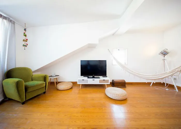 Quiet And Sunny Central Lisbon Apartment